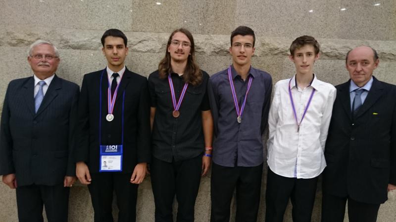 A kép balszélén Dr. Horváth Gyula, jobbszélén Dr. Zsakó László. Középen: a Diákolimpikonok.
