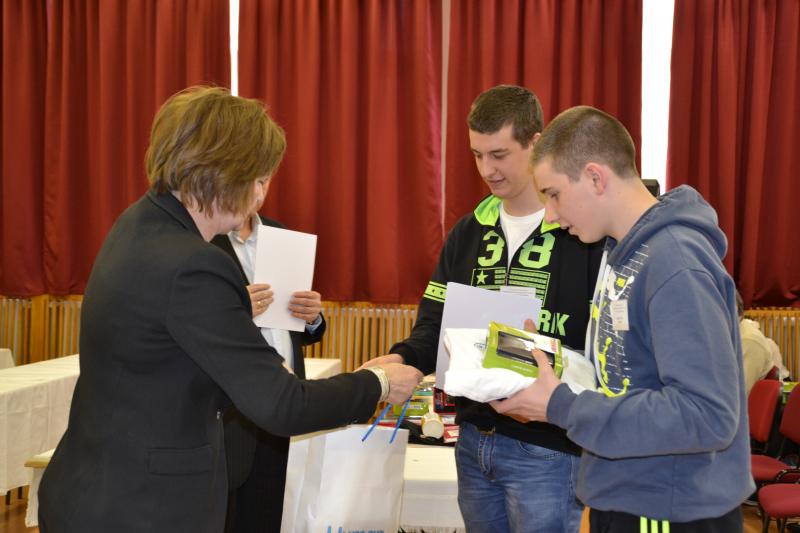 Hejberger Konrád és Lengyel Alex átveszi nyereményét Hajós Éva igazgatótól
