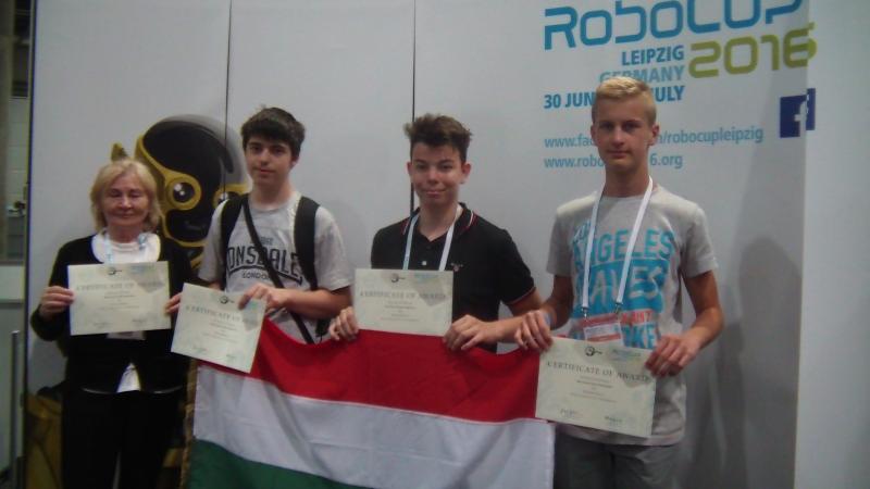 Simon Béláné, Vitkos Bence, Andrási Benedek és Gorondi János az oklevéllel.