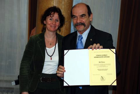 Szedlmayer Bea és Alföldi István a díjjal