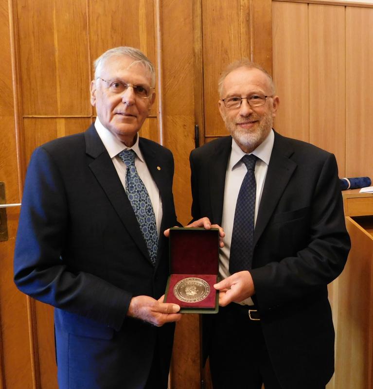 Dan Shechtman és Beck György