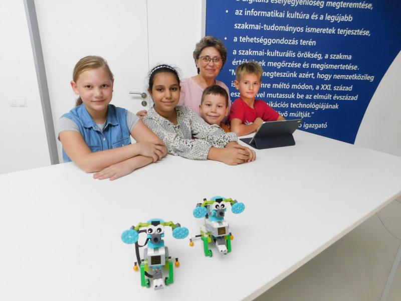 Vakvezető robotkutyát építő csapat a Neumann Társaság múzeumában, az NJSZT ITK-ban.