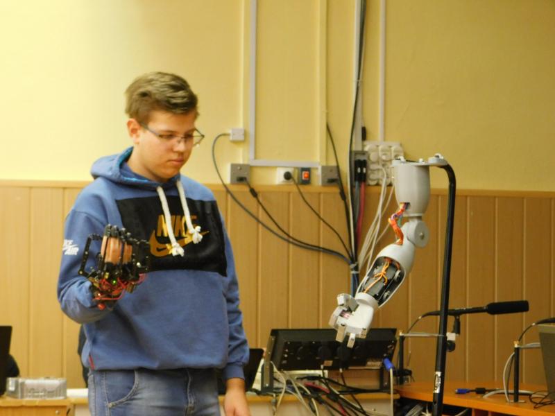 Szekszárdi szemle: Vanja Miladinov speciális kesztyűben mozgatta ujjait, mozdulatait pedig a robot utánozta.