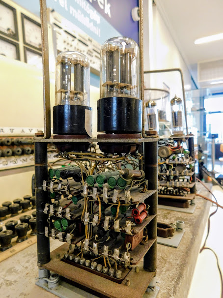 Elektroncsöves alegység az M-3-ból, a Neumann Társaság múzeumában. Fotó: NJSZT