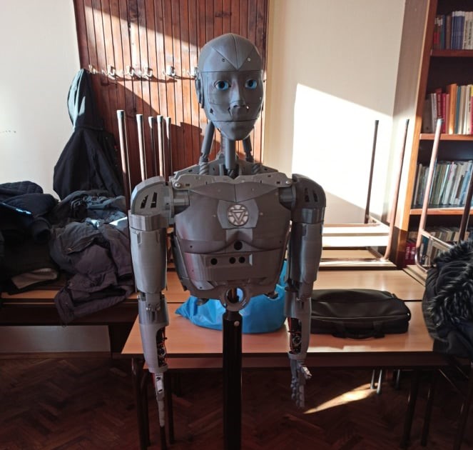 Hjugo, a robot