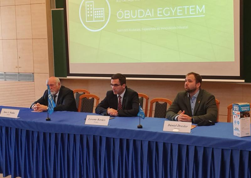 A CINTI elnöki asztala. Baloldalon Prof. Dr. Rudas Imre, aki hosszú évekig az MFT elnöke is volt. Középen Prof. Dr. Kovács Levente, az IEEE Hungary elnöke, az MFT tagja.