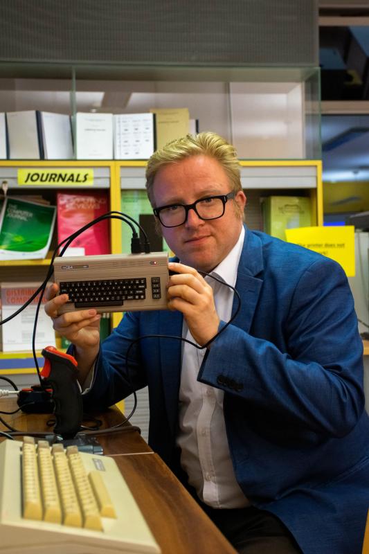 Képes Gábor informatikatörténész, a Neumann Társaság (NJSZT) marketingigazgatója, az ELTE Informatikai Kar megbízott előadója. Fotó: ELTE IK