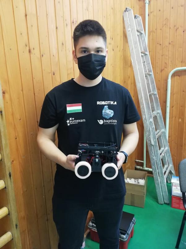 ifj. Abán Csaba a 2_bit csapat robotjával. Fotó: Képes Gábor, NJSZT