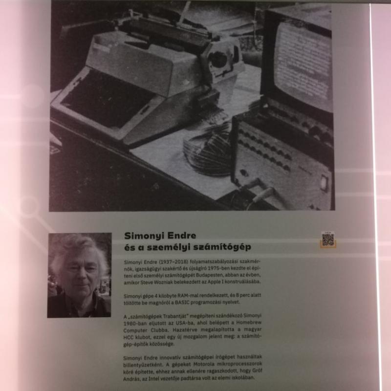 Simonyi Endréről szóló tabló a Millenárison. Fotó: NJSZT