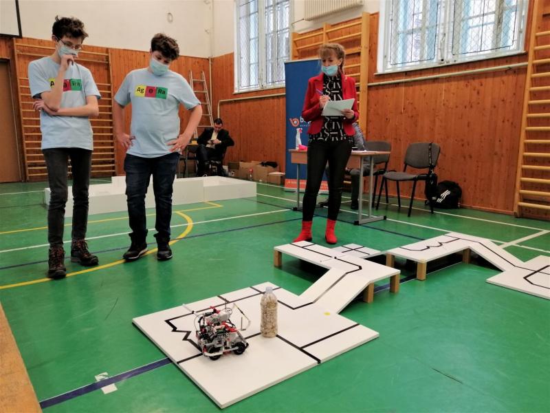 Versenyzők a Magyar Ifjúsági Robot Kupa budapesti ligáján, 2022-ben. 