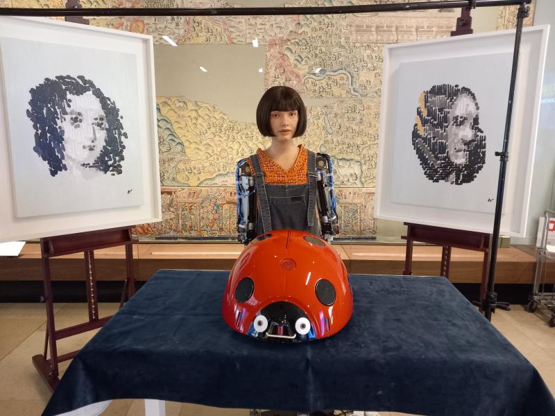 A Katicabogár az AIDA humanoid "művészrobottal"