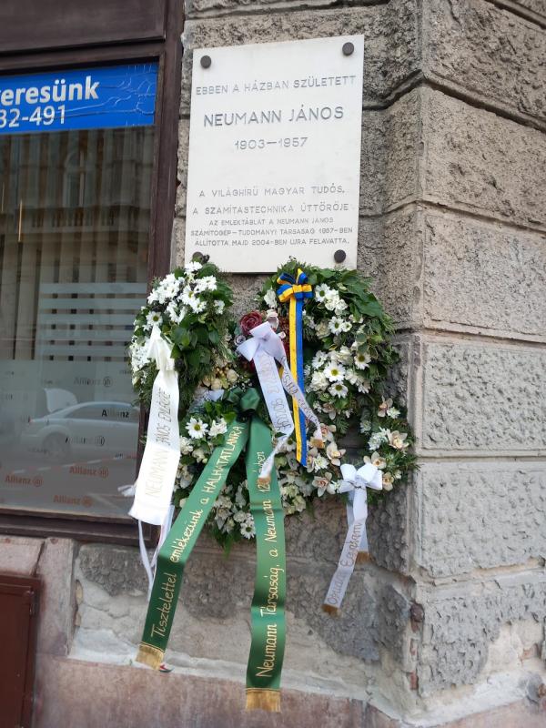 Emléktábla, koszorú