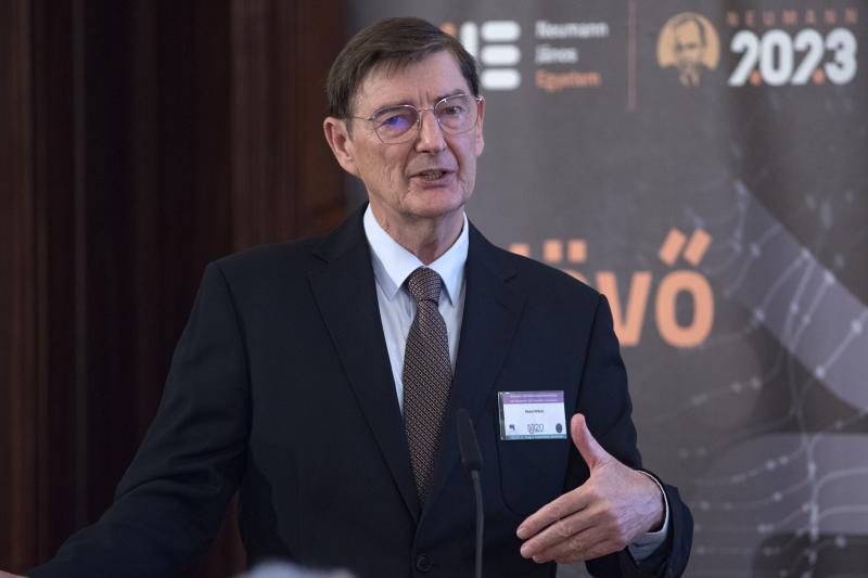 Rédei Miklós előadása. Forrás: mta.hu/Szigeti Tamás