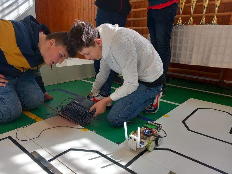 Kezdő versenyzők és a robot