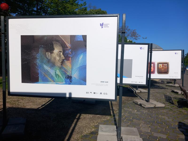 Neumann-kiállítás a Városháza parkban