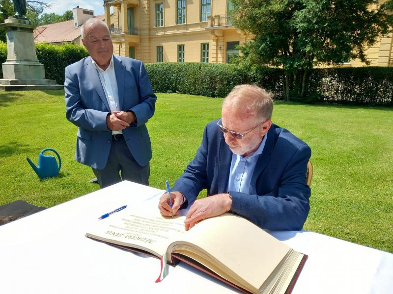 Olti Ferenc és dr. Olti Ferenc az emlékkönyvnél