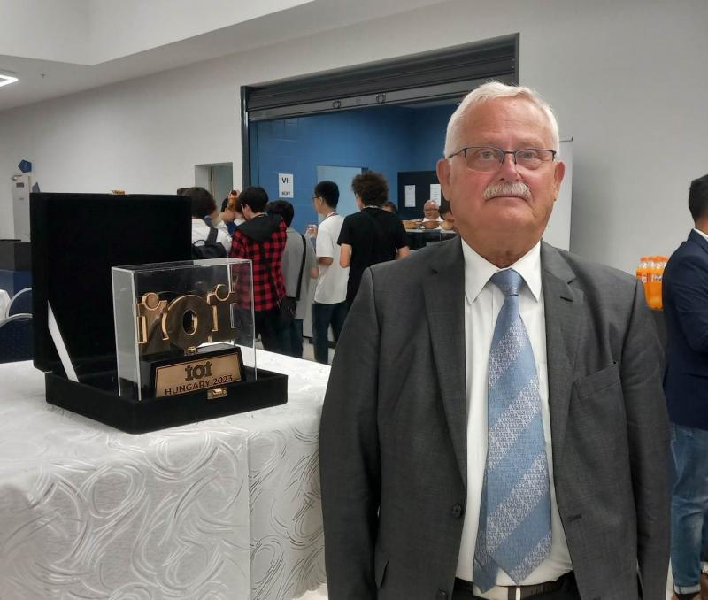 Dr. Horváth Gyula kollégánk a díjjal
