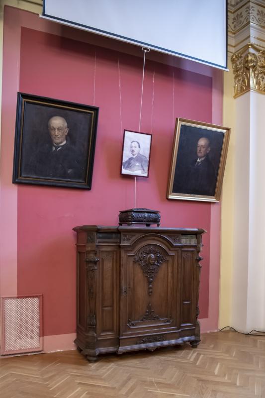 Enteriőr Kunwald Cézár képeivel