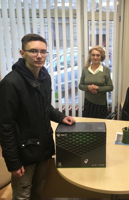 Csanádi Bence az ICDL Kihívás fődíjjával, XBOX Series X 1 TB