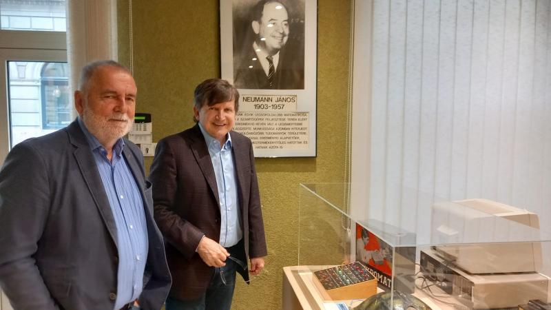 Simonyi Tamás és ifj. Simonyi Károly - Charles Simonyi az NJSZT-ben.