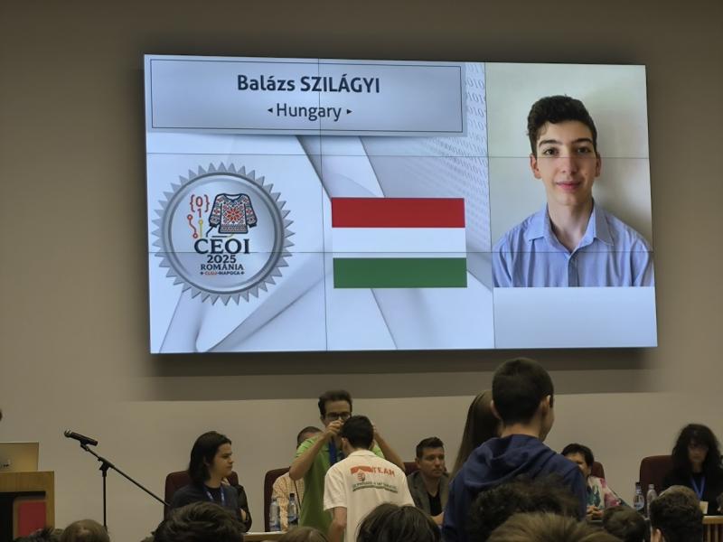 Balázs érmének örülve