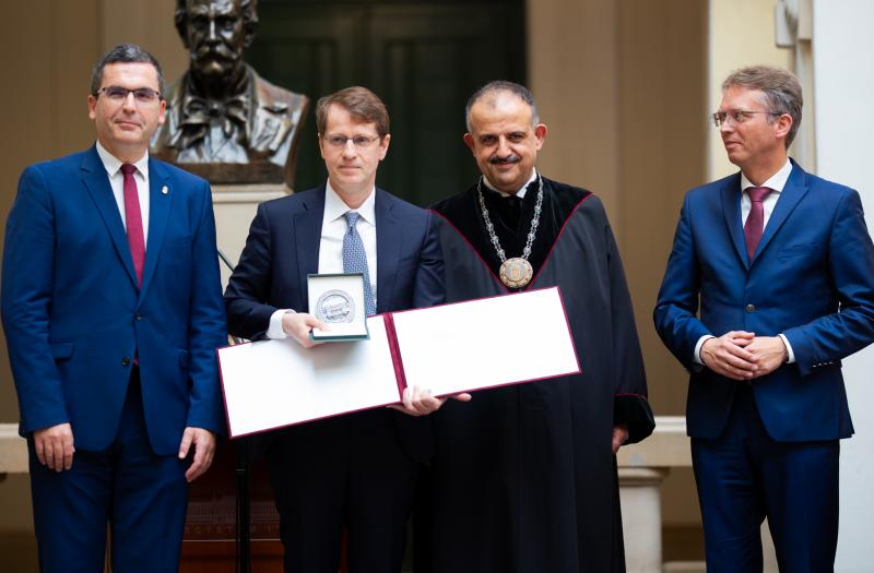 Kovács Levente, Roska Botond, Charaf Hassan professzorok és Hankó Balázs miniszter.