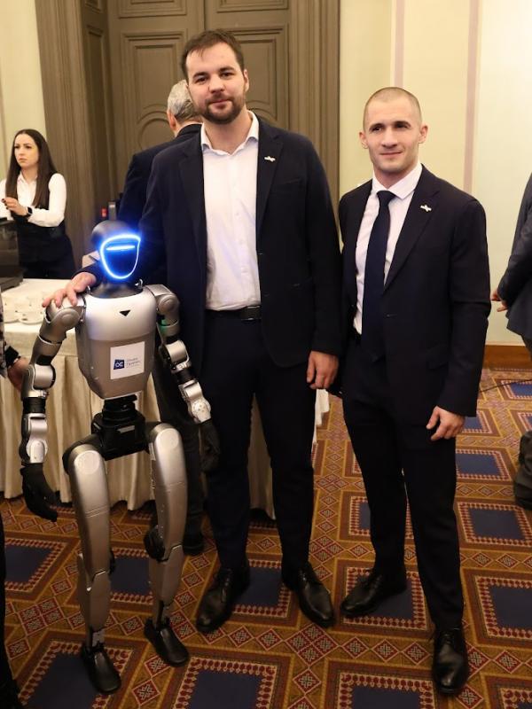 Kapu Tibor és Cserényi Gyula űrhajósok humanoid robottal.
