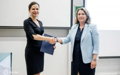 Prof. Dr. Medvegy Gabriella dékán és Malmos Katalin, a Neumann János Számítógéptudományi Társaság ügyvezető igazgatója az aláírást követően. Fotó: PTE