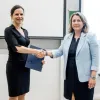 Prof. Dr. Medvegy Gabriella dékán és Malmos Katalin, a Neumann János Számítógéptudományi Társaság ügyvezető igazgatója az aláírást követően. Fotó: PTE