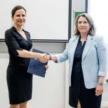 Prof. Dr. Medvegy Gabriella dékán és Malmos Katalin, a Neumann János Számítógéptudományi Társaság ügyvezető igazgatója az aláírást követően. Fotó: PTE